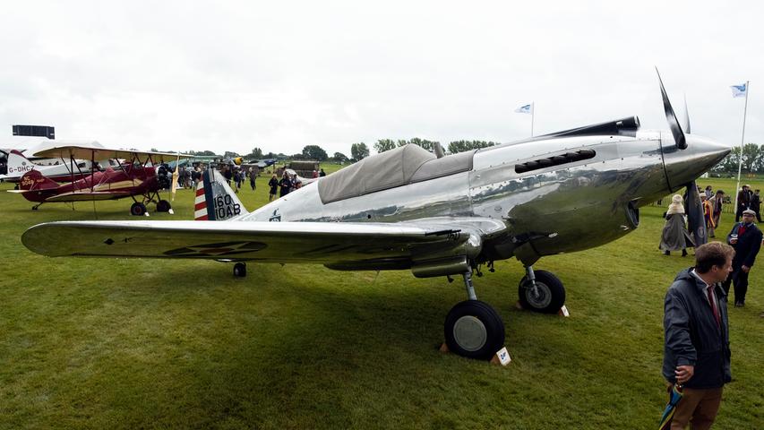 Auch historische Flugzeuge gehören zum Programm des Goodwood Revivals. Während des dreitägigen Programms überfliegen zum Beispiel regelmäßig Militärmaschinen aus dem Zweiten Weltkrieg im Formationsflug das Gelände.