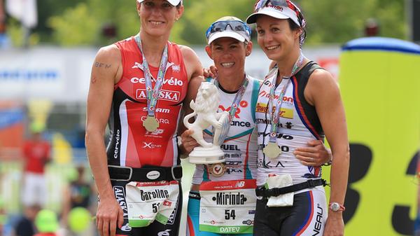 Mirinda Carfrea (AUS, in der Bildmitte) holte den Sieg 2014 mit 8:38:53.