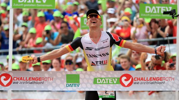 Nils Frommhold (GER) durchläuft 2015 überglücklich als Erster das Ziel, seine Zeit: 7:51.28.