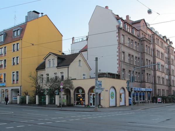 Das markante Eckgebäude mit den Arkaden in der Bucher Straße 71 erinnert an eine der ältesten Nürnberger Tankstellen.