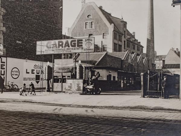 Tankstelle der ersten Stunde: Shell-Tanke und Autowerkstatt an der Äußeren Sulzbacher Straße 15, um 1930.