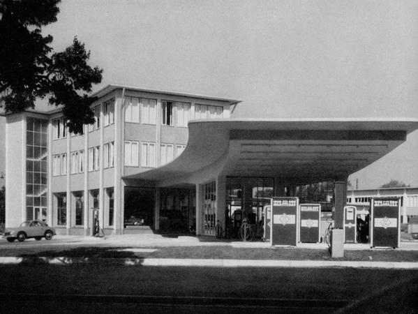 Auto-Krauss in der Regensburger Straße 70 bot ab 1953 nicht nur Neuwagen, sondern auch gleich den Kraftstoff dazu an. Heute existiert nur noch das Gebäude im Hintergrund.