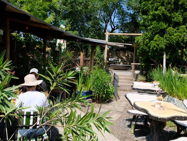 Im Garten des Restaurants "Altes Wettbüro" zeigt sich das Szeneviertel von seiner besten Seite - auch kulinarisch.
