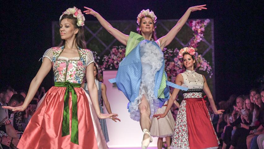 Promis, Kitsch, blanke Busen: So schrill ist die Berliner Fashion Week