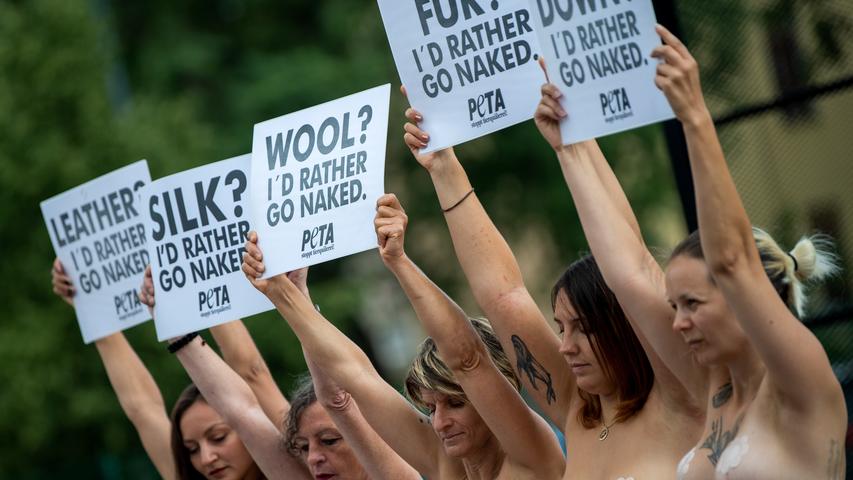 Mitglieder der Tierschutzorganisation Peta demonstrieren hüllenlos gegen die Verwendung von Leder, Wolle und Co.