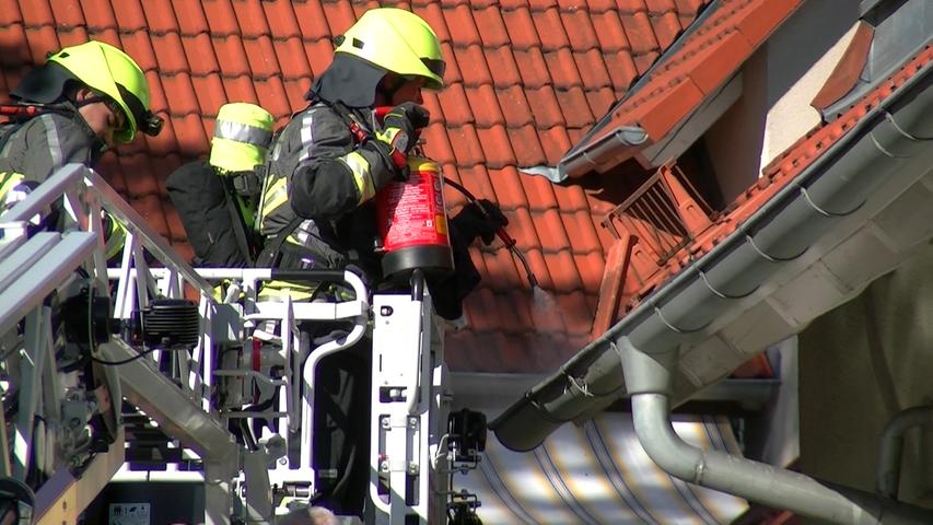 Wegen drohendem Brand in Dachrinne: Feuerwehr setzt Drehleiter ein