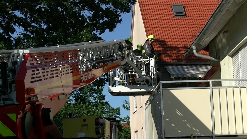Wegen drohendem Brand in Dachrinne: Feuerwehr setzt Drehleiter ein