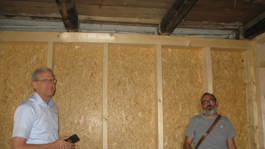 Die Zwischenwände im Obergeschoss müssen aus statischen Gründen ausgetauscht und durch neue Leichtbauwände in Holzkonstruktion ersetzt werden.