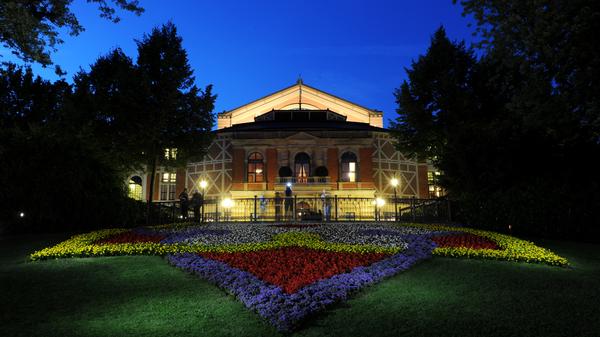 Werden dieses Jahr die Besucher im feinen Zwirn auf ihren Weg zu zum Festspielhaus Bayreuth zu bestaunen sein? Wenn es nach der Festspielchefin Katharina Wagner geht, dann ja. Allerdings sollen zumindest die Tickets wegen der Pandemie nur online verkauft werden. Ab 25. Juli sollen einen Monat lang Veranstaltungen abgehalten werden.