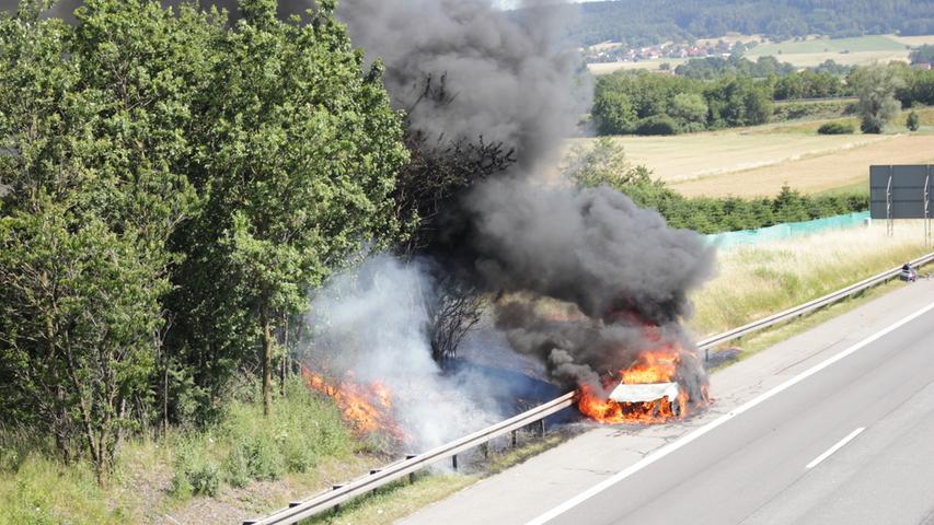 Lodernde Flammen und dichter Rauch: Auto brannte auf A9 aus