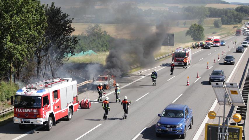 Lodernde Flammen und dichter Rauch: Auto brannte auf A9 aus
