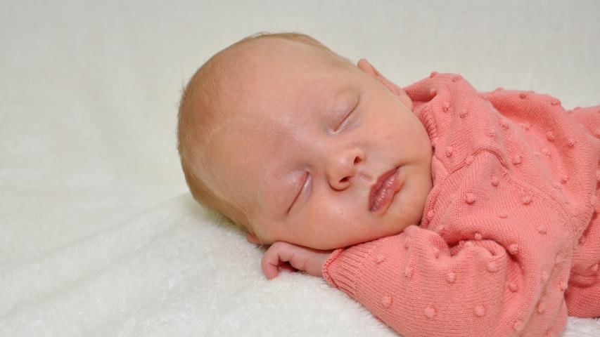 Baby Leonie erblickte am 2. Juni im Klinikum Hallerwiese das Licht der Welt. Bei der Geburt war sie 48 Zentimeter groß und wog 2920 Gramm.