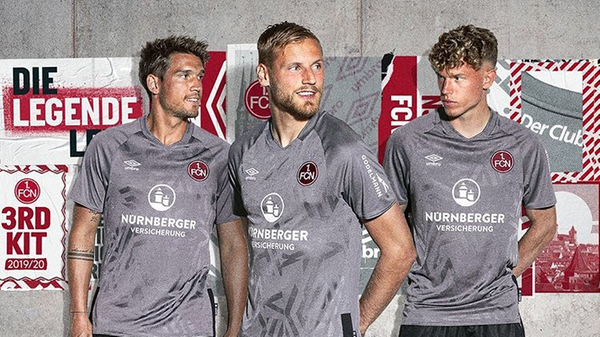 Club-Grau und Diamanten. Die Rolle der grauen Maus steht dem FCN als lebendigem Traditionsverein eigentlich nicht. Und dennoch kommen Oliver Sorg, Hanno Behrens und Robin Hack in der Zweitliga-Saison 2019/20 zumindest in ihren Ausweichtrikots fast ein bisschen so daher. Dass der Ausweichtrikot-Alltag nicht allzu grau wird, blitzen "Shattered Diamonds" von der Club-Brust.