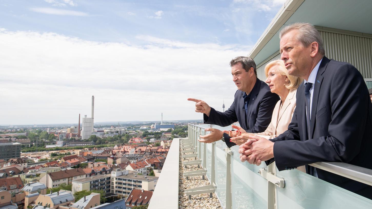 30 Millionen Euro Finanzhilfe bekommt Nürnberg, wenn es den Zuschlag der europäischen Jury erhält, sagte Ministerpräsident Markus Söder (CSU) am Freitag auf dem Plärrer-Hochhaus-Dach in Nürnberg.