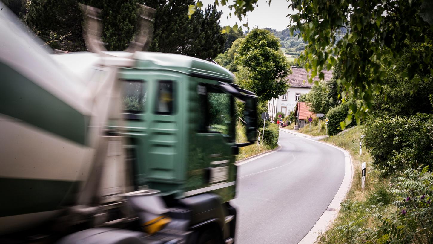 Von Hohenschwärz kommend drücken manche Autofahrer in der Ortsdurchfahrt von Thuisbrunn gehörig aufs Gas, klagen die Bürger und wünschen sich eine Geschwindigkeitsbeschränkung auf 30 Stundenkilometer.