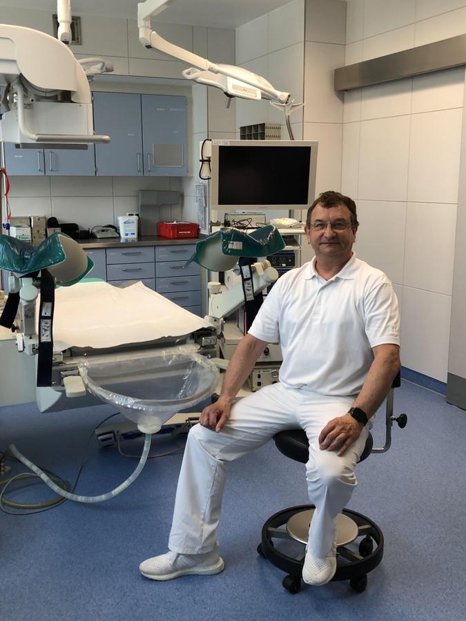 Dr. Joachim Schubert von der Urologie-Belegabteilung der Klinik Neustadt an der Aisch im Operationsaal