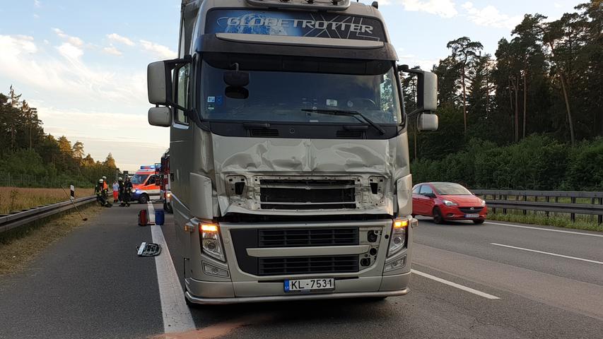 Kreuz Nürnberg: Auffahrunfall mit Lkw auf der A9