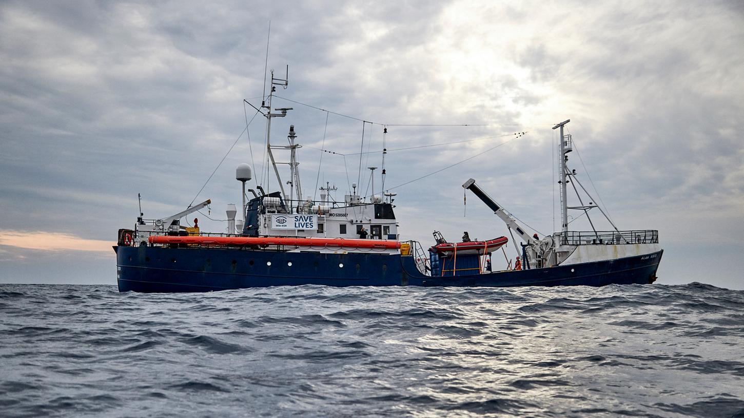 Das deutsche Rettungsschiff "Alan Kurdi" der Hilfsorganisation Sea-Eye vor der Küste Libyens. Nun soll das Schiff nach Angaben von Sea-Eye mit über 60 Migranten an Bord Kurs auf Lampedusa genommen haben, da die italienische Insel den am nächsten gelegenen europäischen Hafen hat.