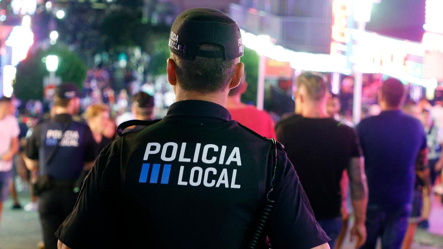 Spanien, Calvia: Die lokale Polizei von Calvia patrouilliert in der Nacht auf den Straßen von Magaluf.