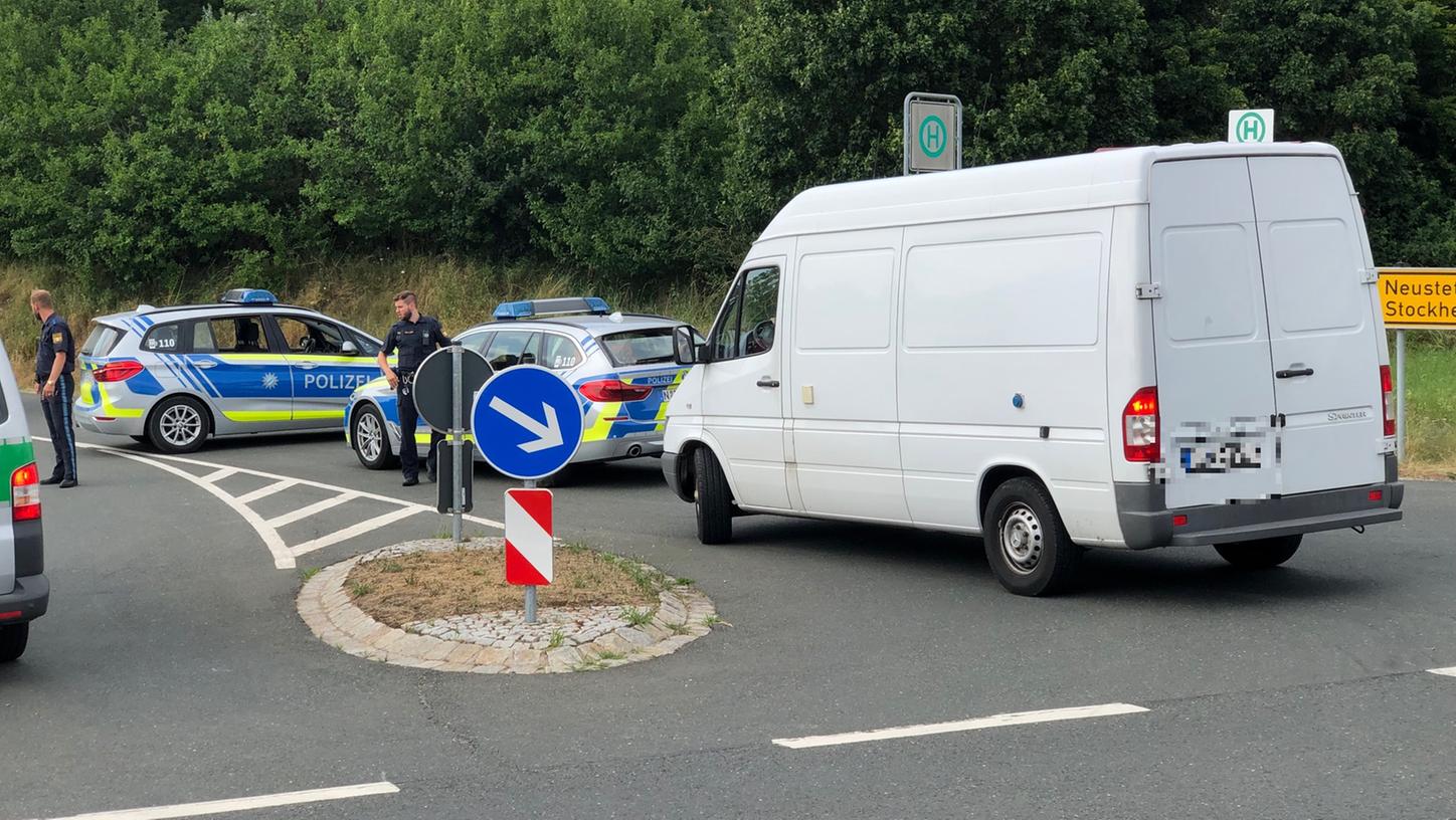 Mehrere Polzeistreifen sind derzeit in der Nähe von Rügland im Einsatz. Mehrere Polzeistreifen sind derzeit in der Nähe von Rügland im Einsatz.