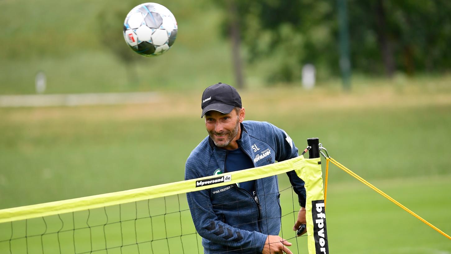 Zum Auftakt von strapaziösen Tagen in Österreich verordnete SpVgg-Coach Stefan Leitl seinem Team erst einmal eine lockere Runde Fußball-Tennis.