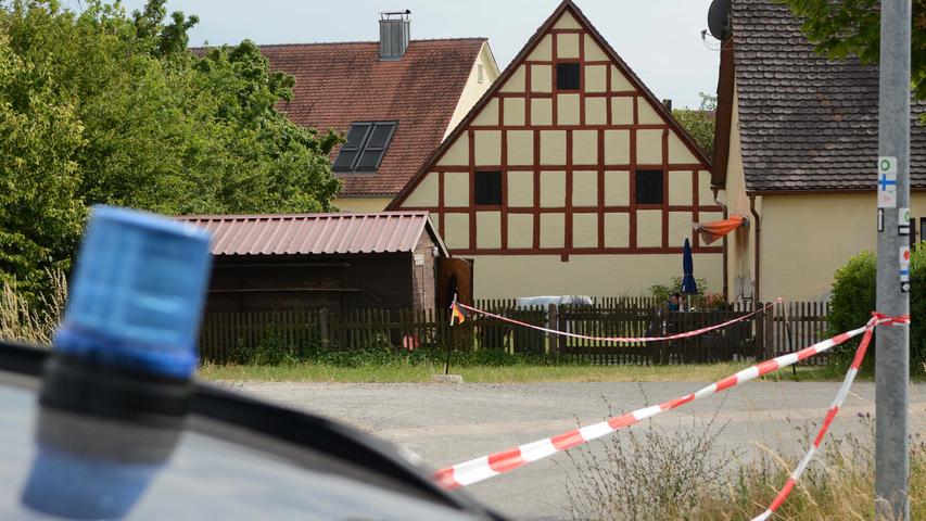 Am Samstag wurde die Polizei per Notruf alarmiert: Ein 49-Jähriger berichtete von einem heftigen Streit mit einem anderen Mann. Diesen hatte er zuvor dabei beobachtet, wie er sein Auto beschädigt hatte, welches er bei Rügland (Landkreis Ansbach) abgestellt hatte.