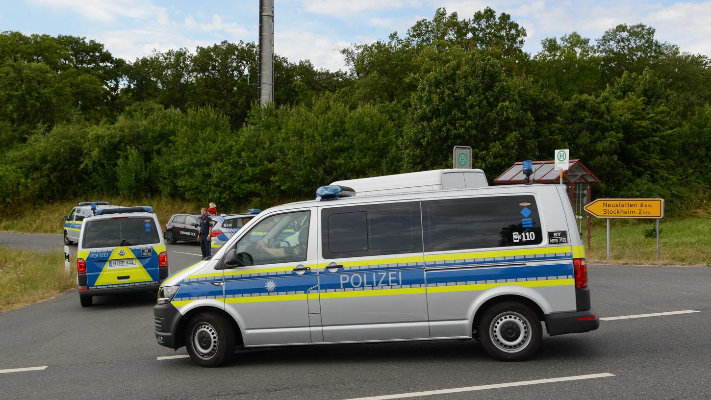Ein großes Polizeiaufgebot hat den Tatort bei Rügland am Samstag weiträumig abgesperrt.