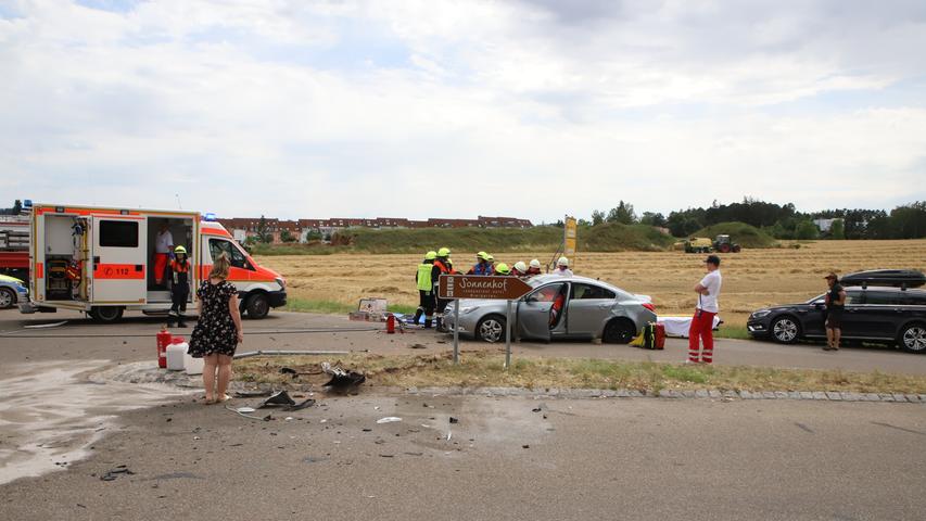 Trümmerfeld: Porsche und Opel kollidieren - Drei Menschen verletzt