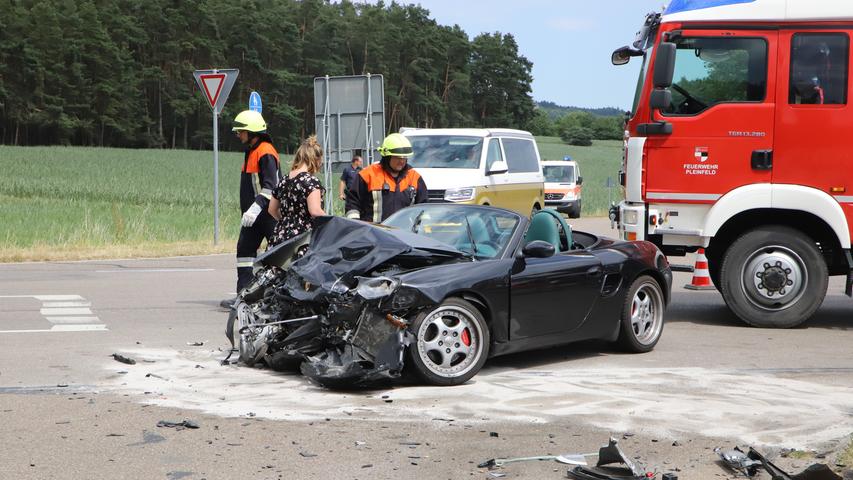 Trümmerfeld: Porsche und Opel kollidieren - Drei Menschen verletzt