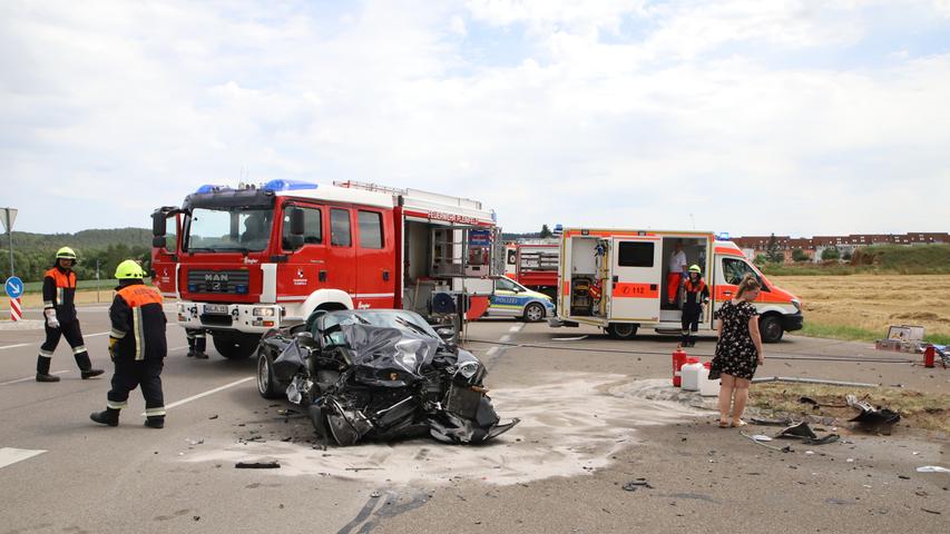 Trümmerfeld: Porsche und Opel kollidieren - Drei Menschen verletzt