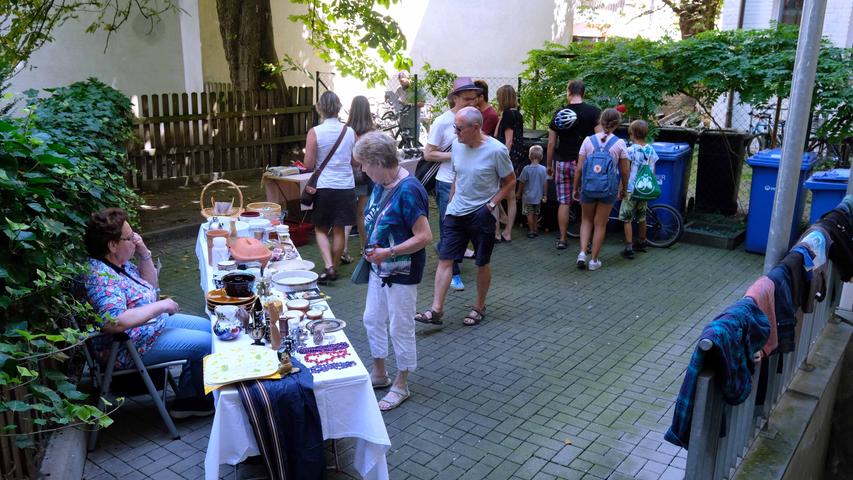 Tassen, Tiere und viel Grün: Zehn Jahre Hofflohmärkte in St. Johannis