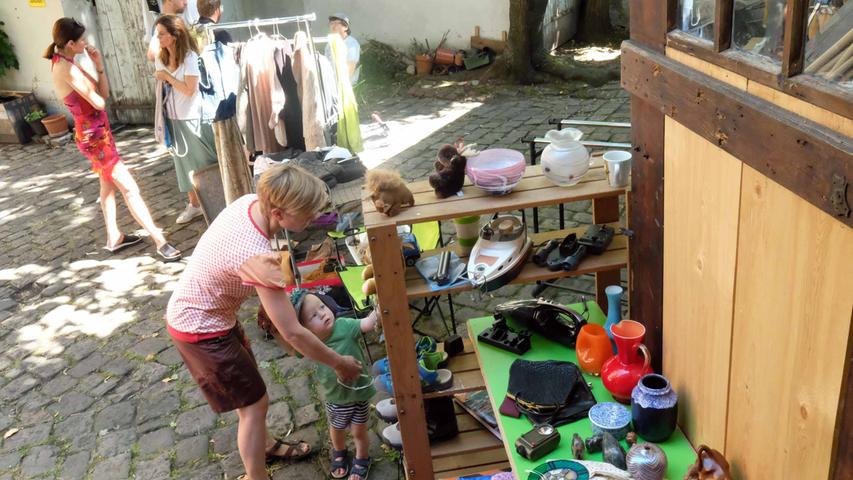 Tassen, Tiere und viel Grün: Zehn Jahre Hofflohmärkte in St. Johannis
