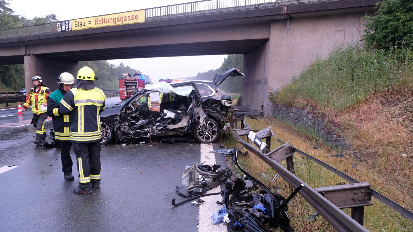 Vermutlich war Aquaplaning der Grund für den Unfall. Vermutlich war Aquaplaning der Grund für den Unfall.