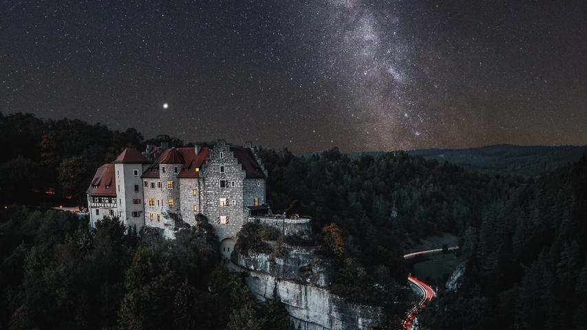 Was für ein beeindruckender Nachthimmel: Christoph Zeug präsentiert auf seiner gleichnamigen  Instagram-Seite vielfältige Natur- und Landschaftsaufnahmen wie diese hier von Burg Rabenstein. 