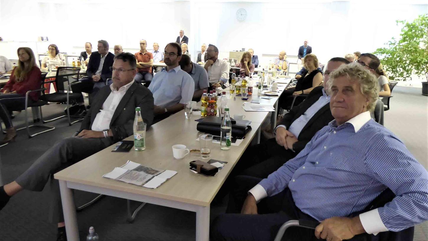 Der Welttorhüter Jean Marie Pfaff (r.) zog beim Neustädter "Unternehmertag" Parallelen zwischen Sport und Wirtschaft. Der Welttorhüter Jean Marie Pfaff (r.) zog beim Neustädter "Unternehmertag" Parallelen zwischen Sport und Wirtschaft.