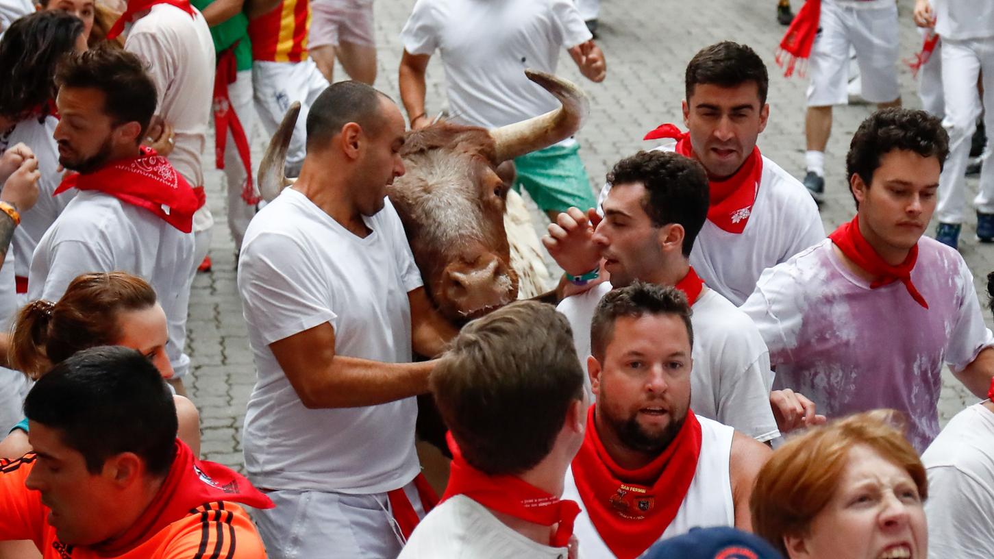 Zu Beginn der weltberühmten Stierhatz im spanischen Pamplona sind am Sonntagmorgen mindestens fünf Läufer verletzt worden. Zu Beginn der weltberühmten Stierhatz im spanischen Pamplona sind am Sonntagmorgen mindestens fünf Läufer verletzt worden.