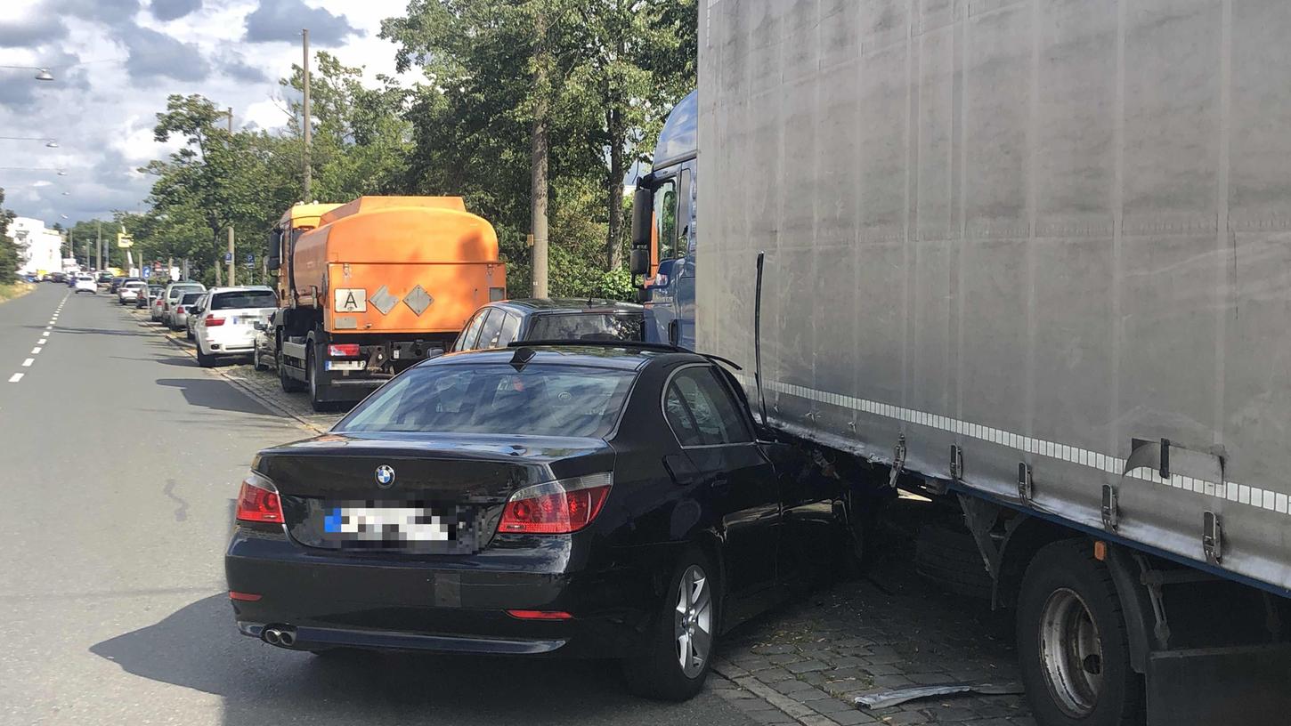 Auf der Witschelstraße geriet ein BMW aus noch ungeklärter Ursache unter einen geparkten Lastwagen. Verletzt wurde niemand.