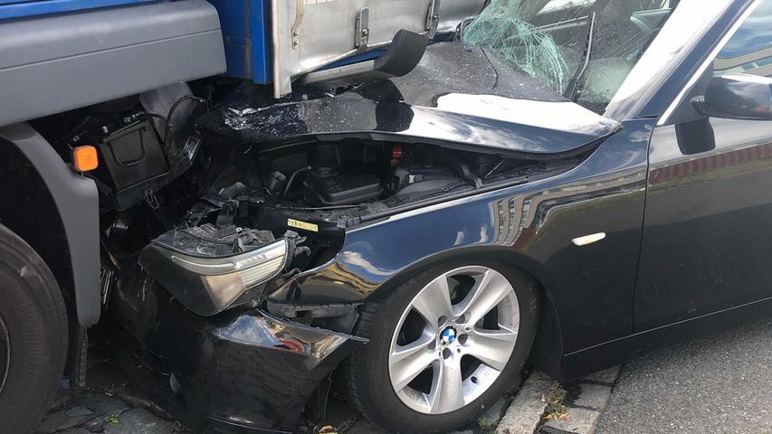 BMW landet unter geparktem Lastwagen und verkeilt sich