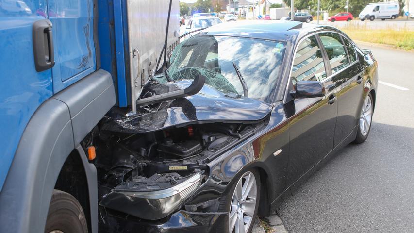 BMW landet unter geparktem Lastwagen und verkeilt sich