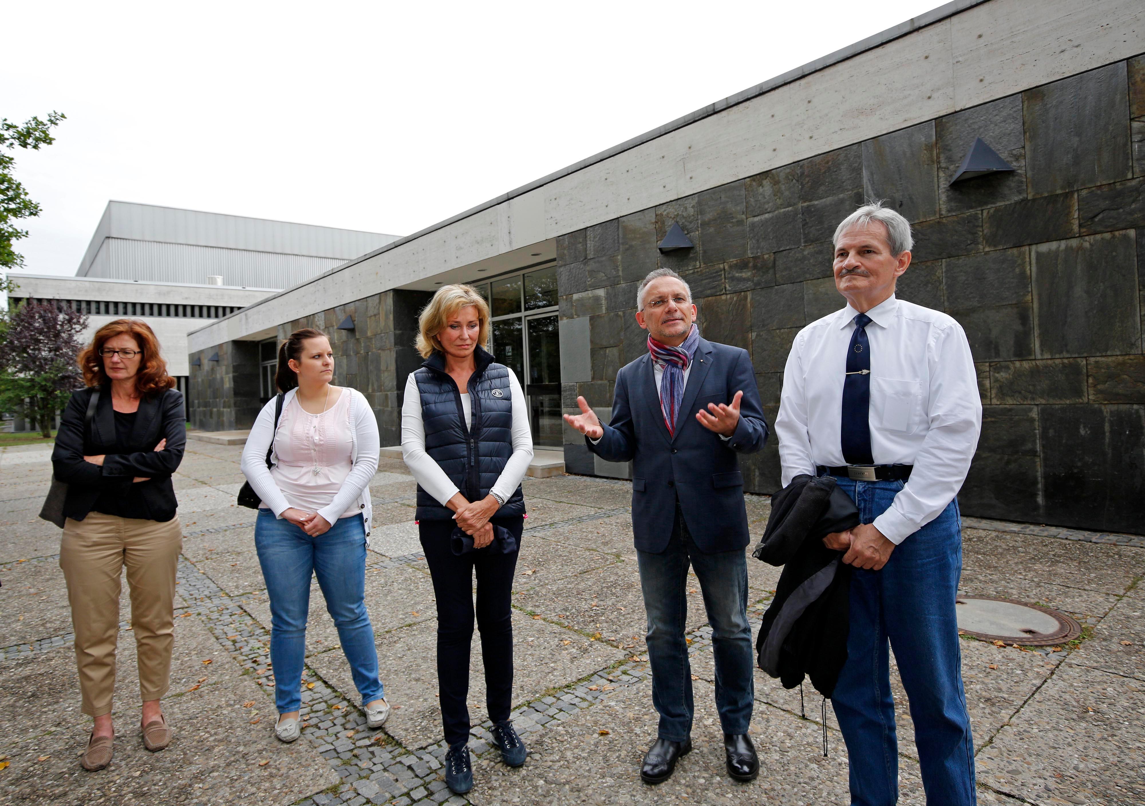 Max Höffkes (re.), hier bei einem Stadtteilspaziergang mit Robert Vogel (2. von rechts) und Dagmar Wöhrl (3. v . re.) will nach langen Jahren im Stadtrat nicht mehr antreten, um "Platz zu machen für neue Bewerber und neue Ideen".