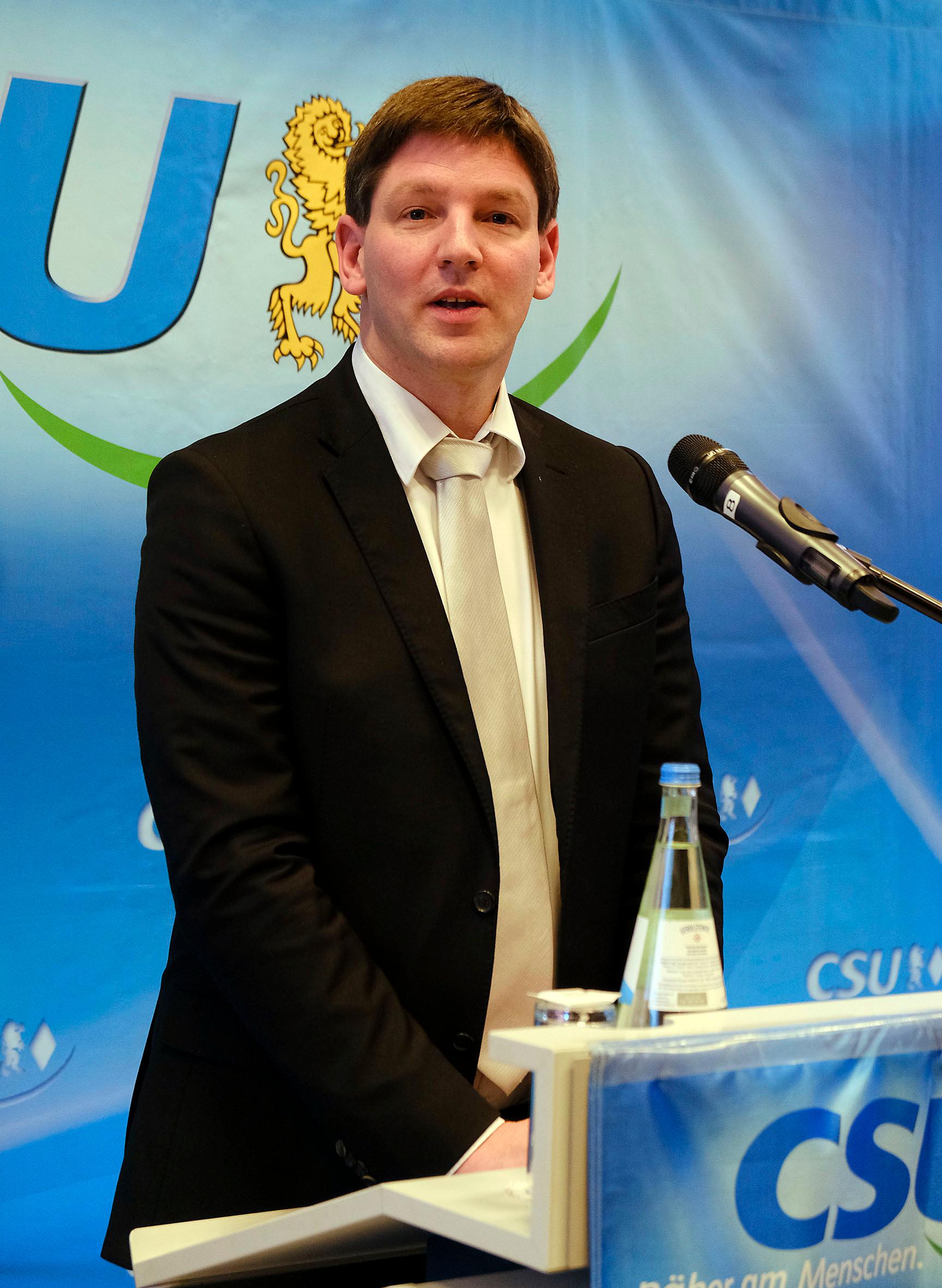 Weil ihn seine Arbeit als Jurist zeitlich sehr ausfülle und er mehr Zeit für seine Familie haben will, müsse er Prioritäten setzen, sagt Christ und steht für eine Wiederwahl nicht mehr zur Verfügung.