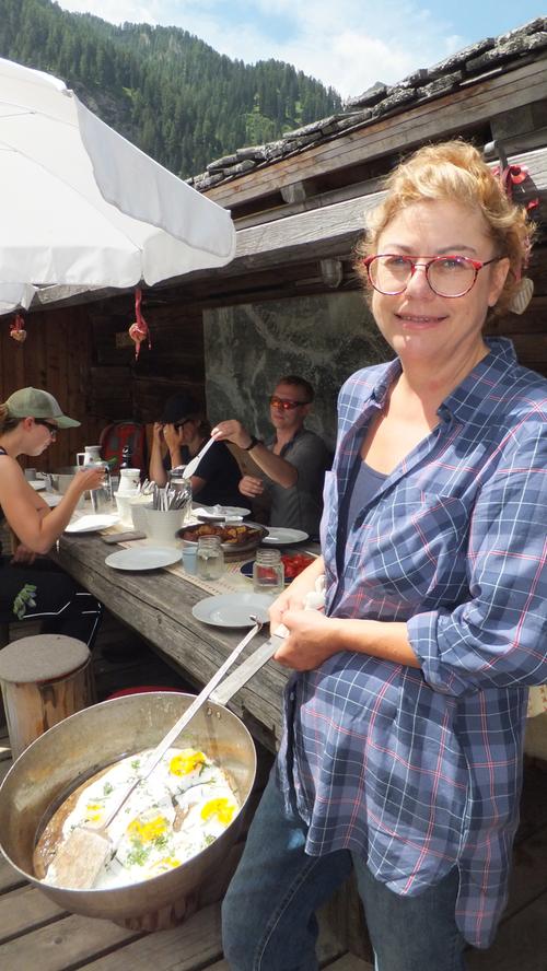 Zu den großen Unterstützern der "Schule der Alm" gehört Margit Gstrein. Die gute Seele hält ihrer Schwester Helga Hager den Rücken frei und kocht für die Gäste. Bei ihr gibt es immer traditionelle Almküche zu verkosten, ob Kasnocken oder Zicklein-Braten.