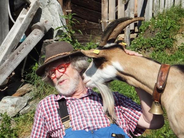Werner Kräutler kann sich über vieles freuen - auch über diese neugierige Ziege. Er will das Valsertal in seiner Ursprünglichkeit erhalten.