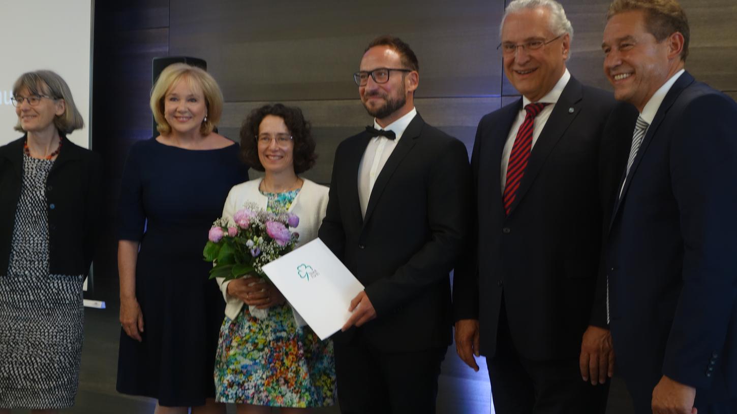 Nach der Preisverleihung strahlen (von links): Annette Scheunpflug, Evi Kurz, Dana Kissinger-Matray, Daniel Burghart, Joachim Herrmann und Markus Braun.