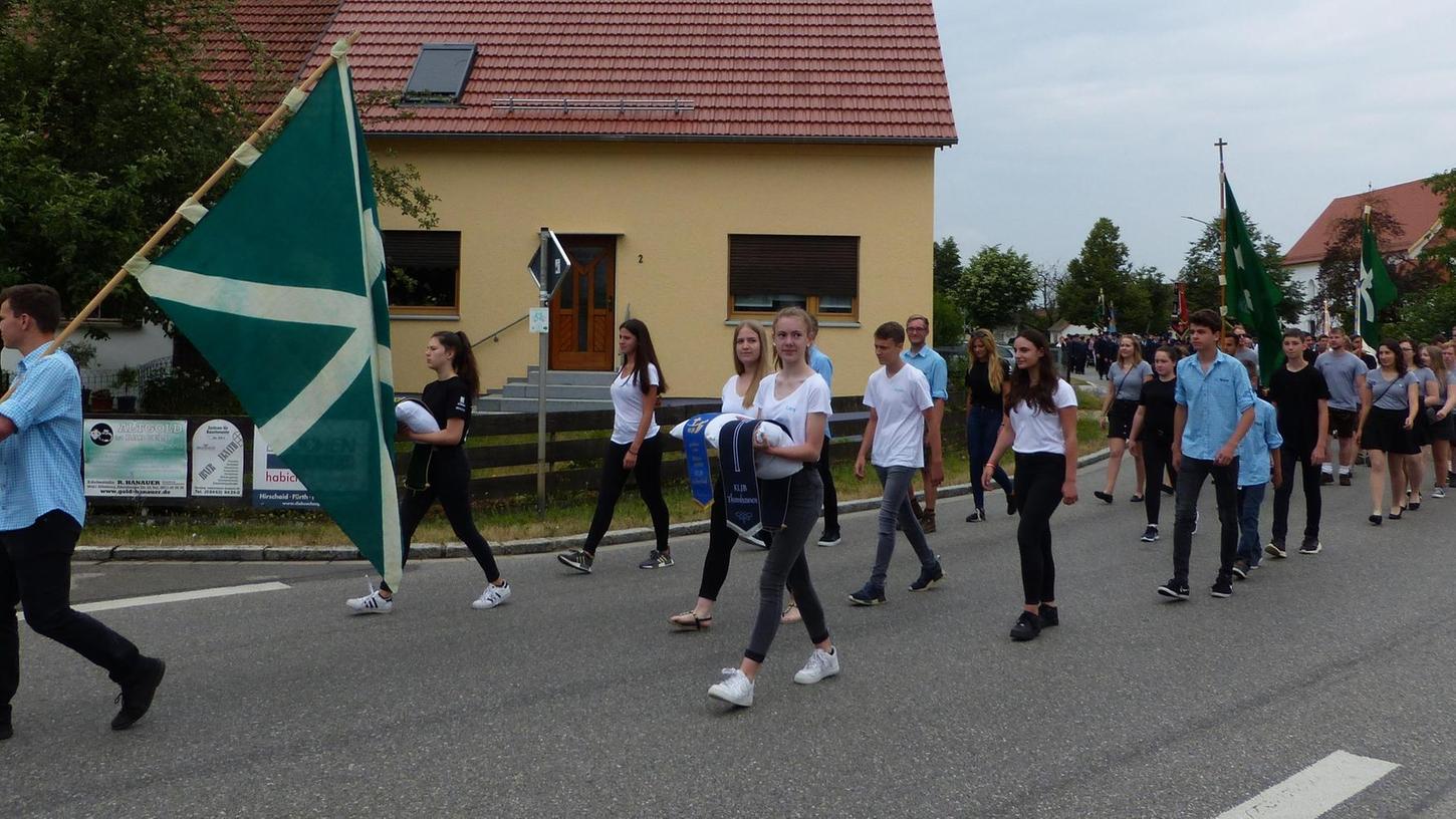 Thannhausener Jugend präsentiert neue Fahne