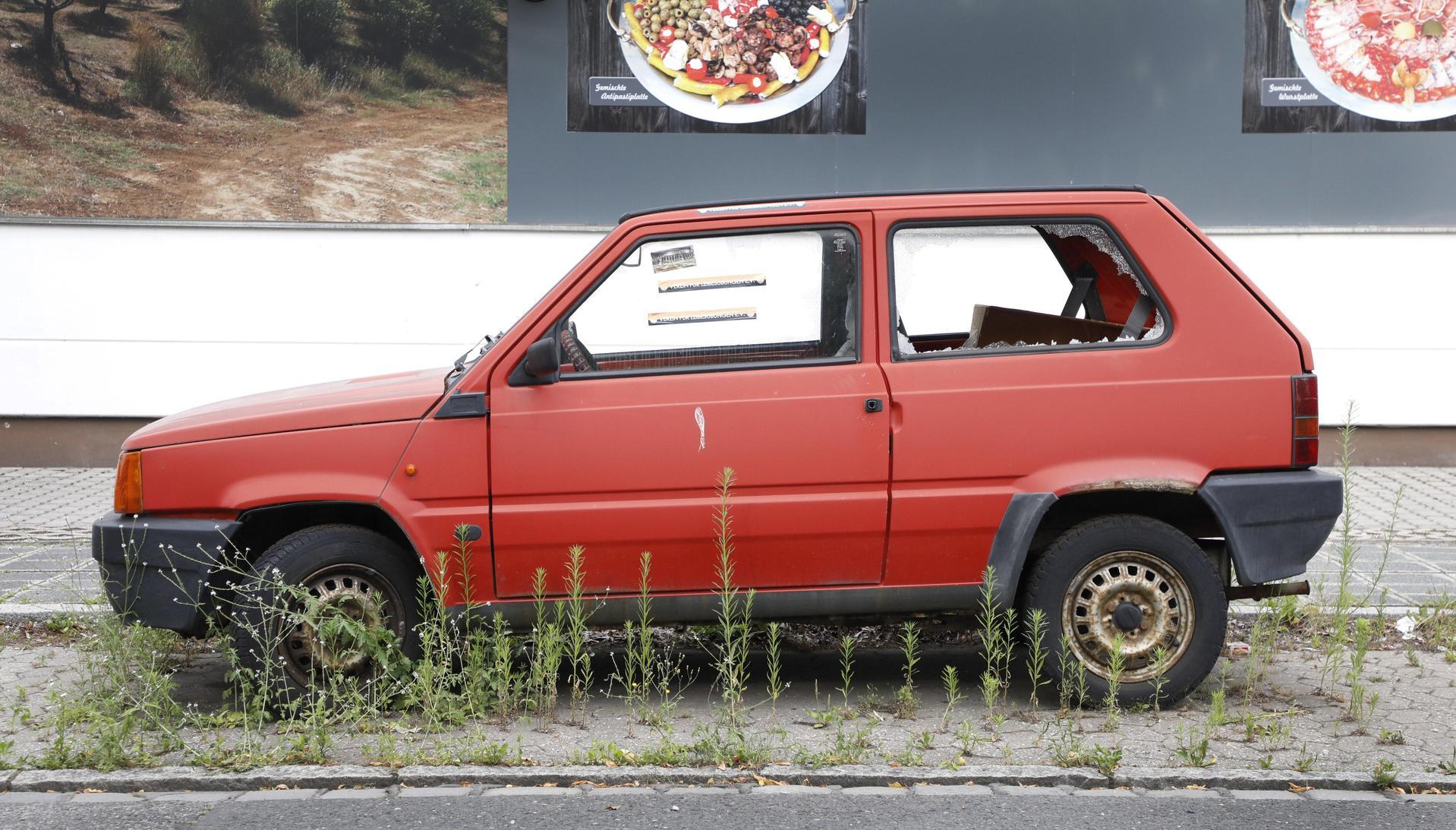 Abgemeldetes Auto blockiert seit einem Jahr einen Parkplatz