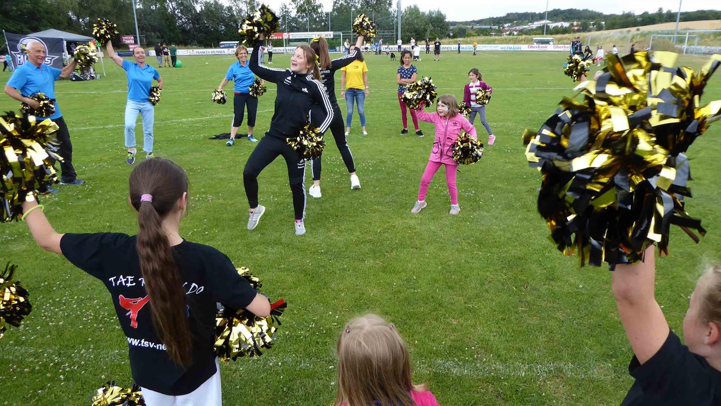 Dass der TSV Neustadt für alle Generationen sportliche Anreize bietet, zeigte sich bei den offenen Cheerleader-Übungen von den Kids bis zu den jugendlich-dynamischen Senioren. Dass der TSV Neustadt für alle Generationen sportliche Anreize bietet, zeigte sich bei den offenen Cheerleader-Übungen von den Kids bis zu den jugendlich-dynamischen Senioren.