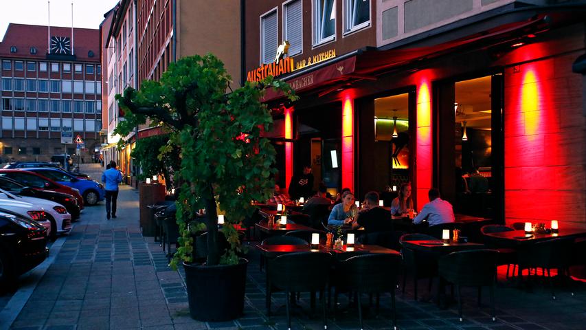 Die Australian Bar & Kitchen kann nicht nur Burger ("Bester Burger-Laden Nürnbergs 2019"), sondern auch leckere Cocktails servieren. An der Bar oder im Außenbereich lässt sich der Tag am Obstmarkt entspannt ausklingen. Die Australian Bar & Kitchen kann nicht nur Burger ("Bester Burger-Laden Nürnbergs 2019"), sondern auch leckere Cocktails servieren. An der Bar oder im Außenbereich lässt sich der Tag am Obstmarkt entspannt ausklingen.