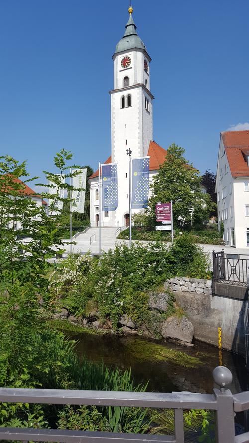 Bad Wurzach - das ist Startpunkt der Radrunde Allgäu, die 450 Kilometer weit durch die gesamte Region führt. Das ehemalige Kloster von Bad Wurzach überragt den Kurort.