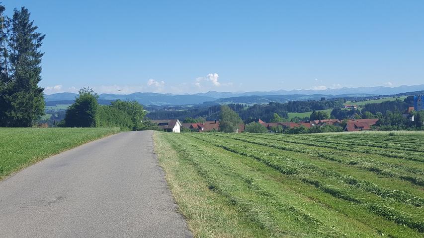 Schöne Ausblicke bietet der Radweg nach Lindenberg.